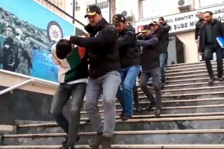 83 yaşındaki adamı dolandıran 8 ş&uuml;pheli g&ouml;zaltına alındı
