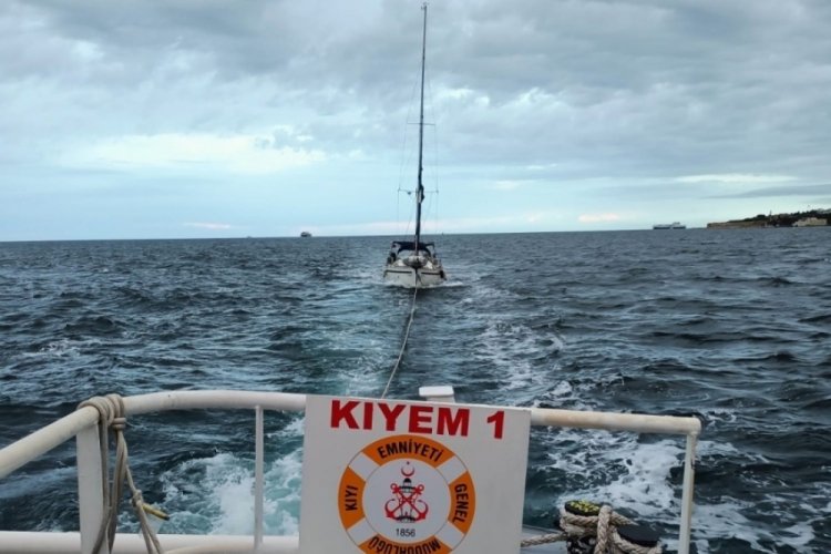&Ccedil;anakkale Boğazı'nda yat makine arızası yaptı