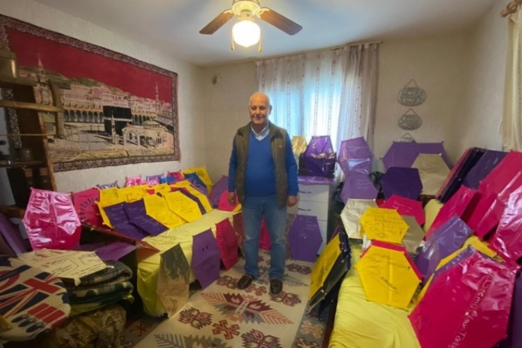63 yaşındaki polis emeklisi, depremzede &ccedil;ocuklar i&ccedil;in 250 u&ccedil;urtma yaptı