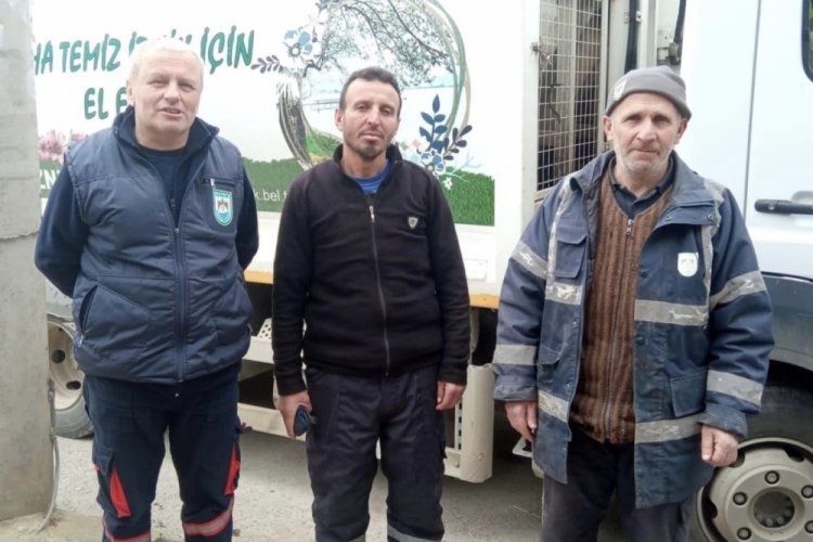 Bursa'da &ccedil;&ouml;p konteynerında i&ccedil;i para dolu paket bulundu