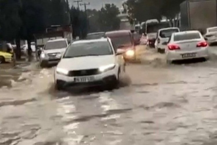 İzmir'de sağanak yağış yolları g&ouml;le &ccedil;evirdi