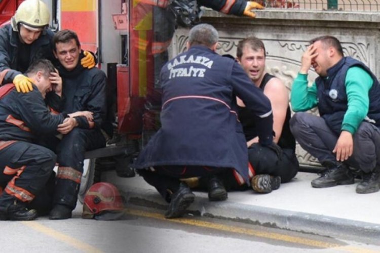 Sakarya'da alevlerin arasında kalan itfaiye eri yaşamını yitirdi