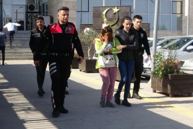 Mersin'de 2 &ccedil;ocuk annesi kadın eşini bı&ccedil;akladı