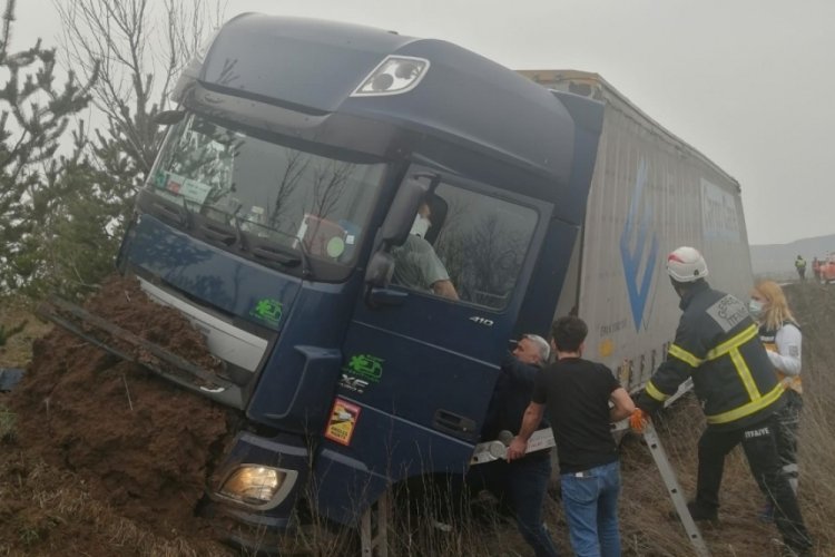 TEM Otoyolu Bolu ge&ccedil;işinde tır kontrolden &ccedil;ıktı: 1 yaralı