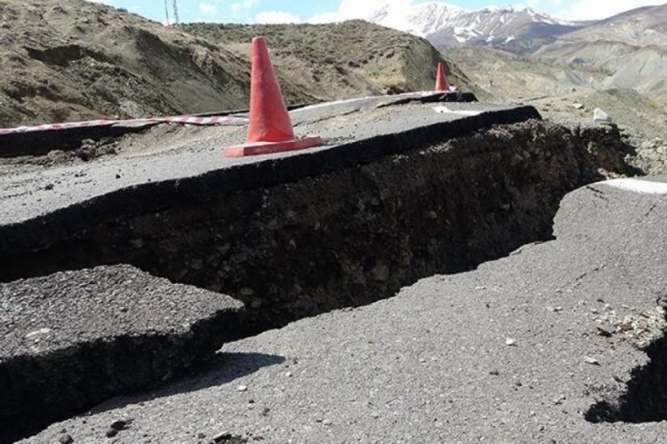 Bing&ouml;l'de heyelan ger&ccedil;ekleşti! Yol ulaşıma kapandı