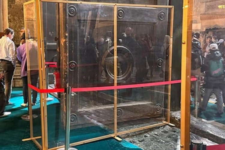 Ayasofya Camii'ndeki &ccedil;ok konuşulan g&ouml;r&uuml;nt&uuml;yle ilgili a&ccedil;ıklama!