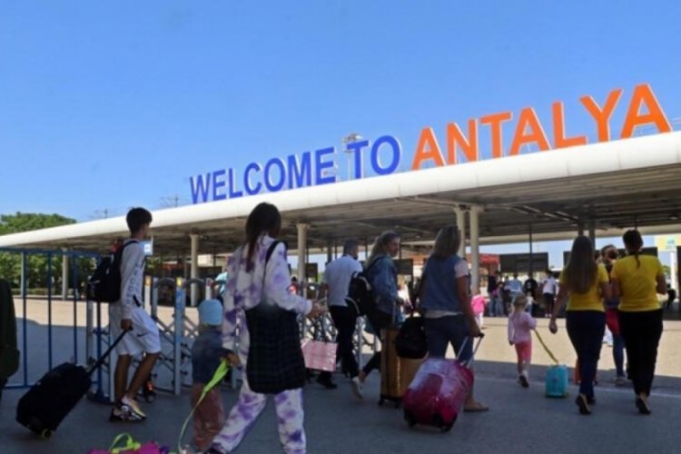 Antalya'da Rus ve Alman turistler zirveyi kaptırmadı
