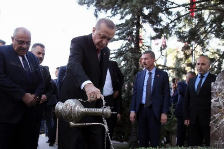 Cumhurbaşkanı Erdoğan'dan Alparslan T&uuml;rkeş'in mezarına ziyaret