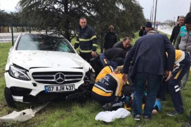 Burdur'da otomobil ağaca &ccedil;arptı: 1 &ouml;l&uuml;, 3 yaralı