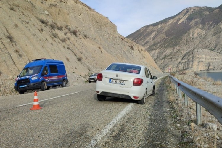 Erzurum'da yola d&uuml;şen taşlar kazaya neden oldu
