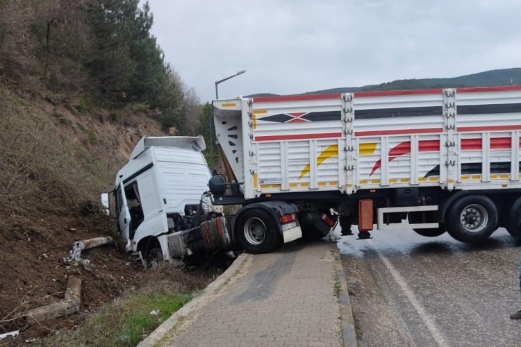 Kastamonu'da yol kenarındaki toprak yığınına &ccedil;arpan tırın s&uuml;r&uuml;c&uuml;s&uuml; yaralandı