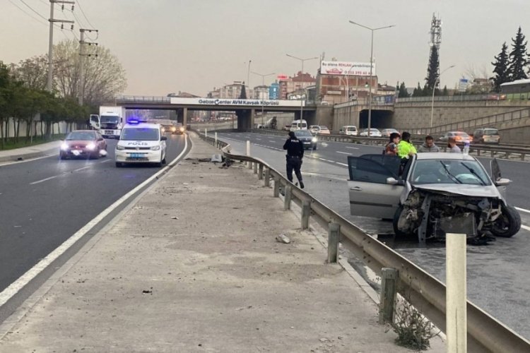Kocaeli'nde otomobil &ouml;nce tıra ardından bariyerlere &ccedil;arptı
