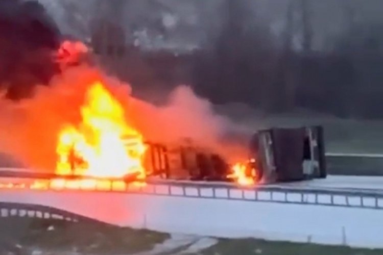 &Ccedil;orum'da devrilen Bulgaristan plakalı tır alev alev yandı: 2 &ouml;l&uuml;