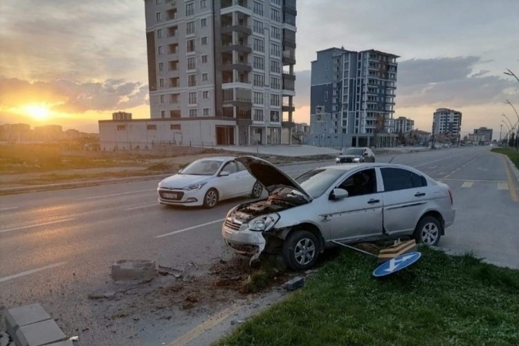 Malatya'da kontrolden &ccedil;ıkan otomobil ref&uuml;je &ccedil;arptı: &Ccedil;ok sayıda yaralı var