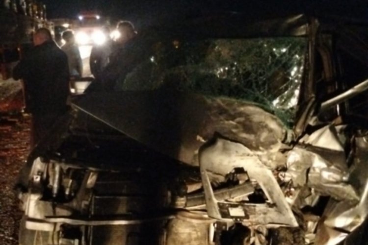 Amasya'da kamyonla &ccedil;arpışan kamyonetin s&uuml;r&uuml;c&uuml;s&uuml; yaşamını yitirdi