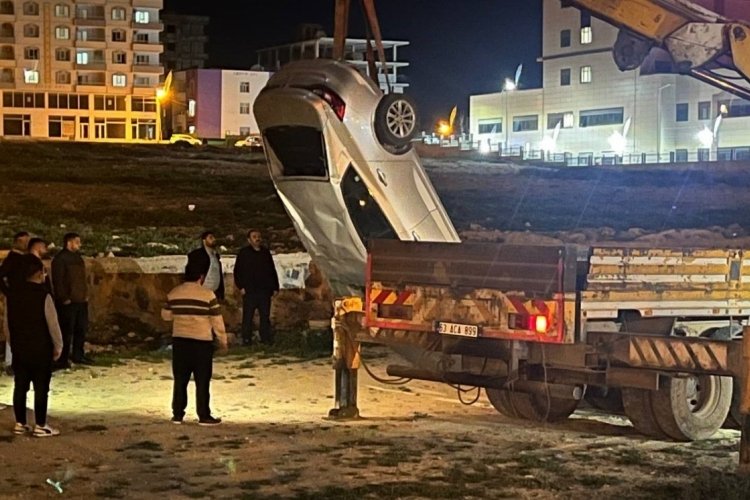 Şanlıurfa'da kontrolden &ccedil;ıkan ara&ccedil; dereye u&ccedil;tu