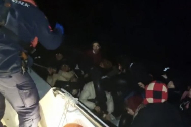 İzmir'de Sahil G&uuml;venlik 32 g&ouml;&ccedil;men ve 1 yaralıyı kurtardı