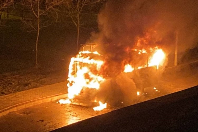 Kocaeli'nde iş&ccedil;i servisi alev alev yandı, 15 iş&ccedil;i &ouml;l&uuml;mden d&ouml;nd&uuml;