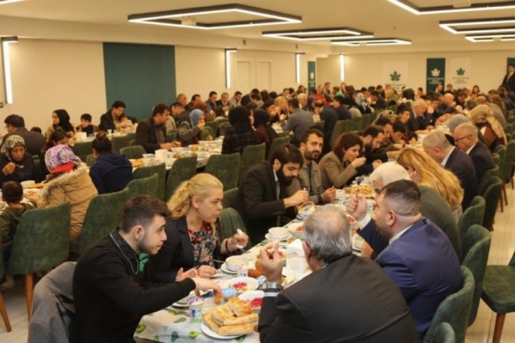 Davutoğlu, iftarda afetzedelerle bir araya gel