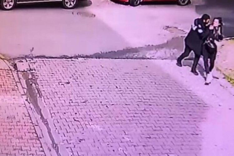Kendisinden ka&ccedil;an kadını sokakta yakaladı, sa&ccedil;ından tutup...