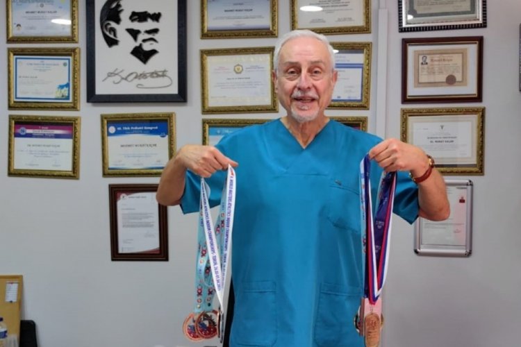 Bursalı doktor atletizmde d&uuml;nya ikincisi olarak 75'inci madalyasını kazandı