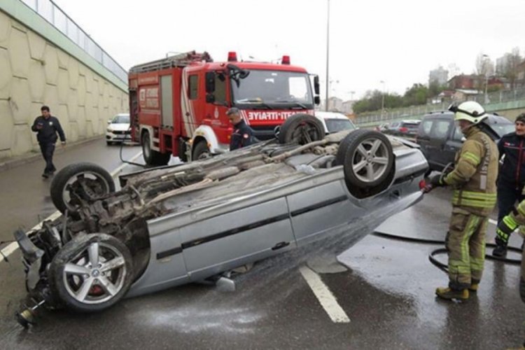 İstanbul'da yol ayrımındaki duvara &ccedil;arpan ara&ccedil; takla attı: 1 yaralı