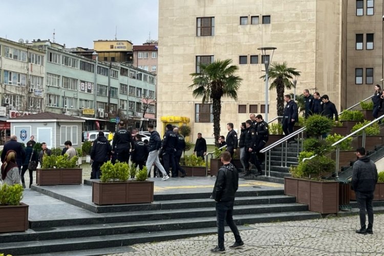 Bursa Adliyesi &ouml;n&uuml;nde kavga!