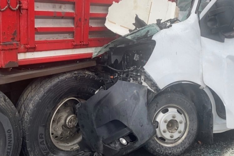 İstanbul'da minib&uuml;s tır'a &ccedil;arptı: 1 kişi yaralandı