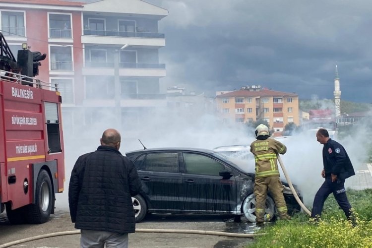 Balıkesir'de park halindeki otomobilde yangın &ccedil;ıktı