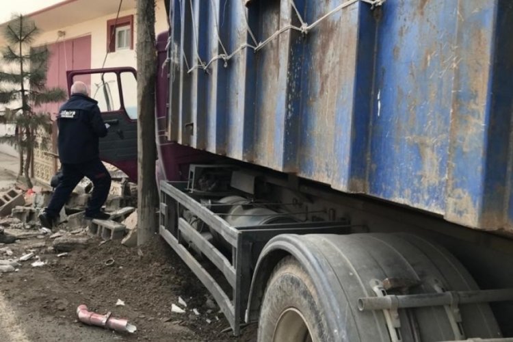 Tekirdağ'da kamyon evin duvarına &ccedil;arptı, ortalık savaş alanına d&ouml;nd&uuml;