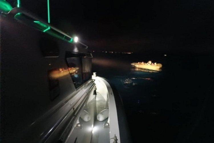 İzmir'de Yunanistan'ın ittiği 72 g&ouml;&ccedil;men kurtarıldı