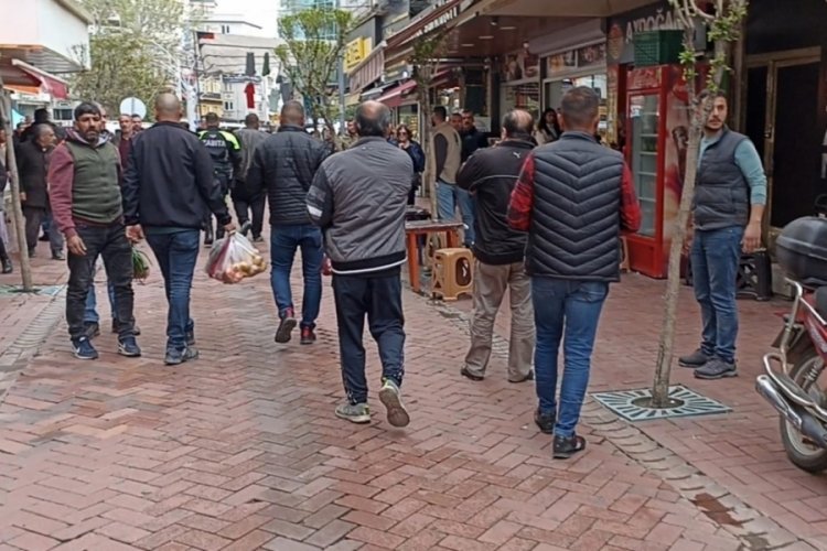 Balıkesir'de akıl hastası gen&ccedil; &ccedil;arşıda dehşet sa&ccedil;tı