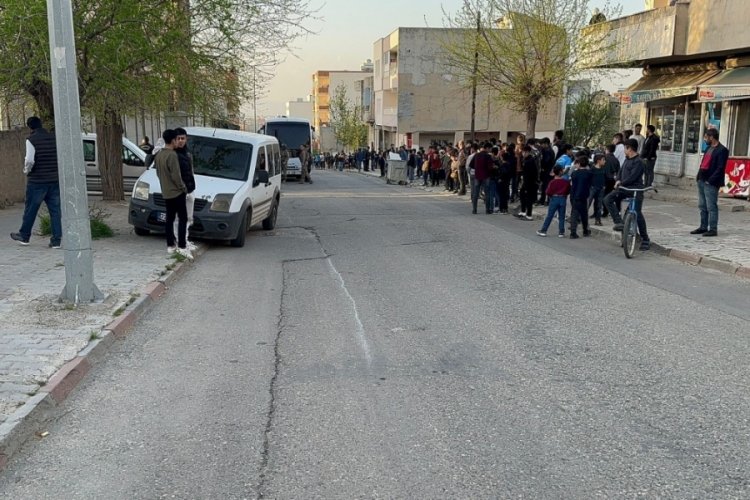 Batman'da iftar saatinde iki aile arasında taşlı sopalı kavga: &Ccedil;ok sayıda yaralı var