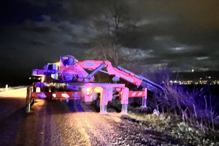 Kastamonu'da yoldan &ccedil;ıkan kamyonet tarlaya u&ccedil;tu