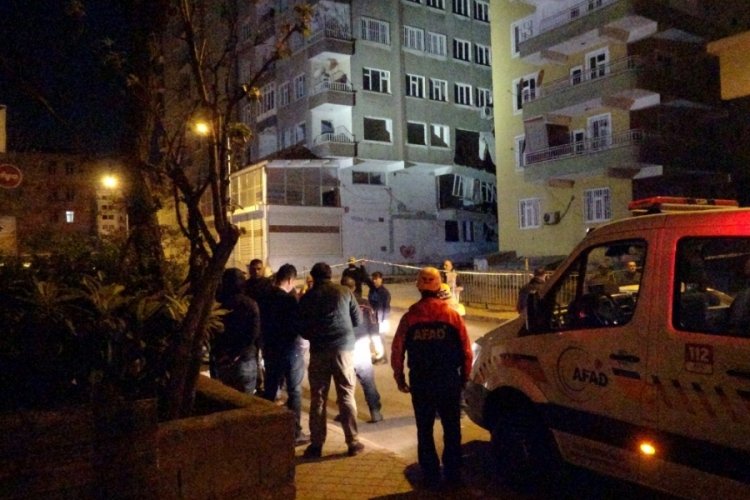 Diyarbakır'da ağır hasarlı binanın bir kısmı &ccedil;&ouml;kt&uuml;