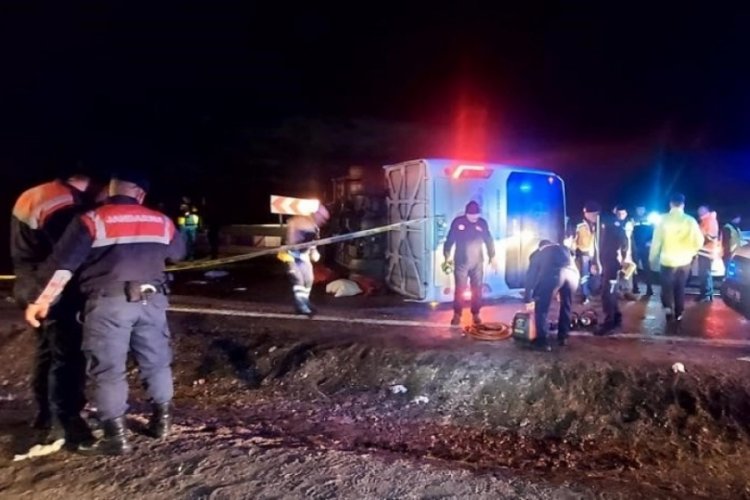 Deprem b&ouml;lgesinden d&ouml;nen belediye personellerini taşıyan otob&uuml;s devrildi!