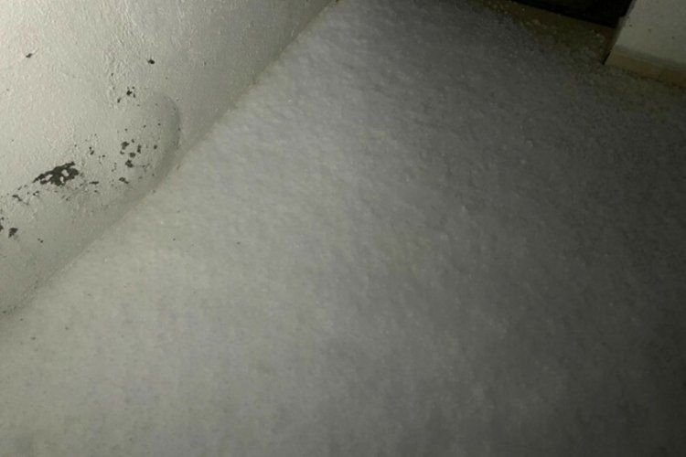 İzmir'de dolu yağdı! Kent beyaza b&uuml;r&uuml;nd&uuml;