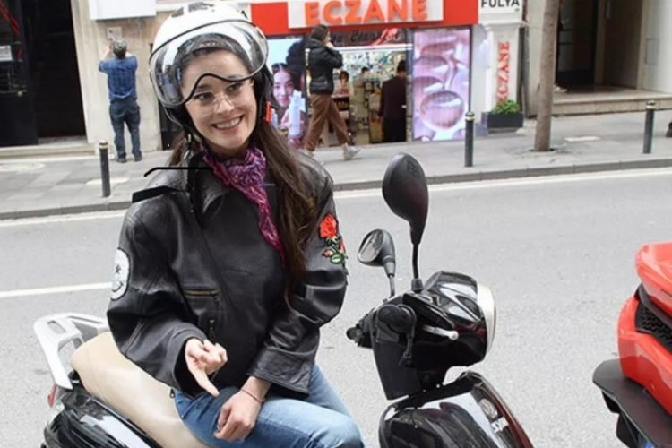 Elif Kaya tiyatroya başladı