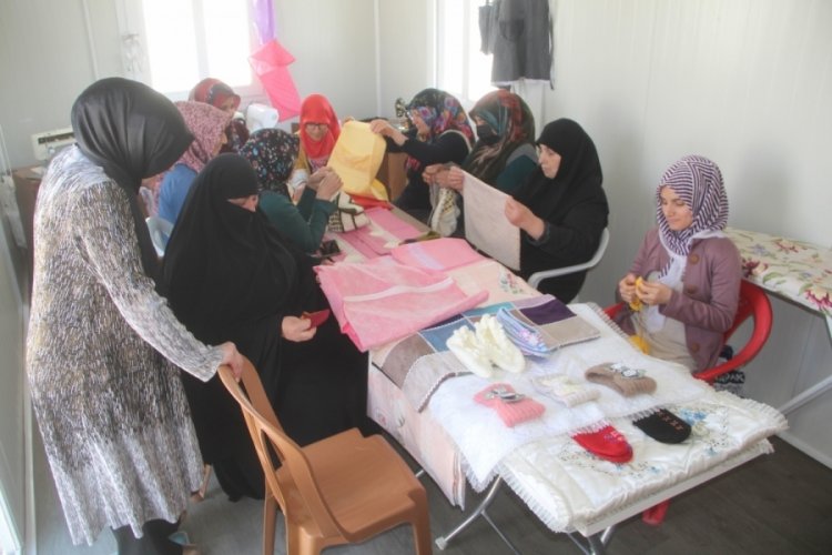 Kadınlar depremin izlerini &uuml;reterek siliyor