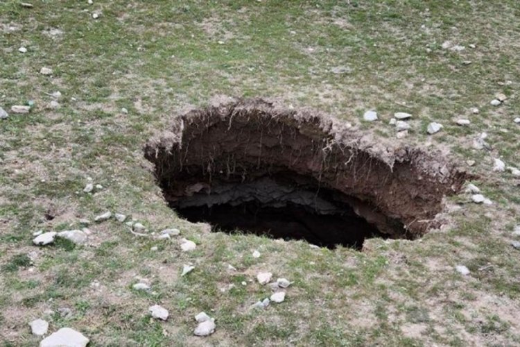 Aksaray'da boş arazide 10 metre derinliğinde obruk oluştu