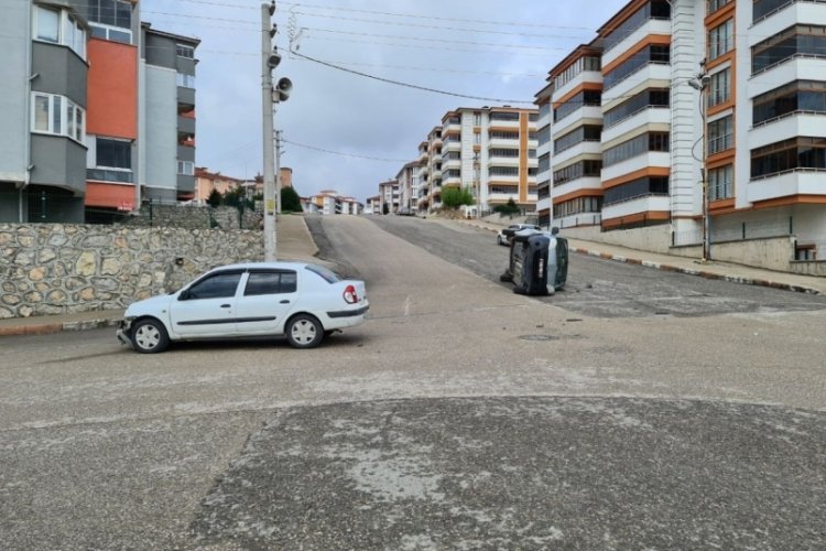 Karab&uuml;k'te meydana gelen kazada otomobil yan yattı