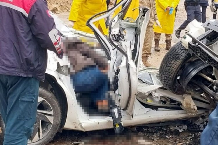 Adana'da otomobilin &uuml;zerine kaya par&ccedil;ası d&uuml;şt&uuml;: 4 &ouml;l&uuml;