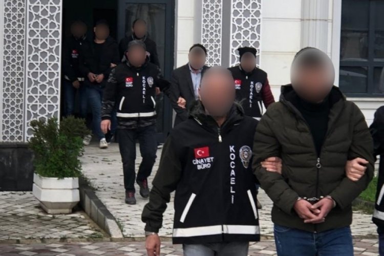 Kocaeli'de işyerinin &ouml;n&uuml;nde berberi &ouml;ld&uuml;ren şahıs tutuklandı