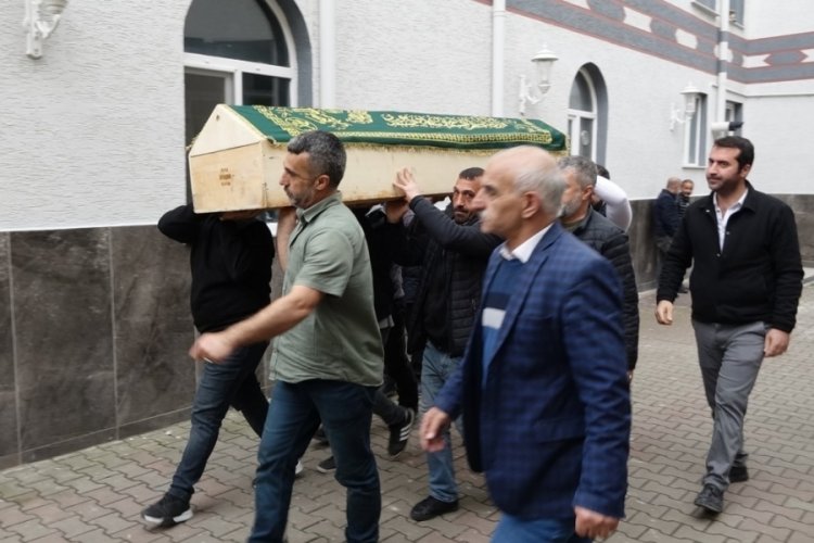 Bursa'da servis aracının &ccedil;arptığı İnci Su, son yolculuğuna uğurlandı