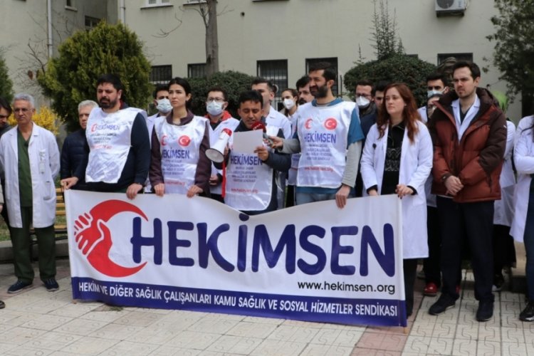 Ankara'da doktor ve sekreterine yumruklu saldırı! HEKİMSEN &uuml;yeleri protesto etti