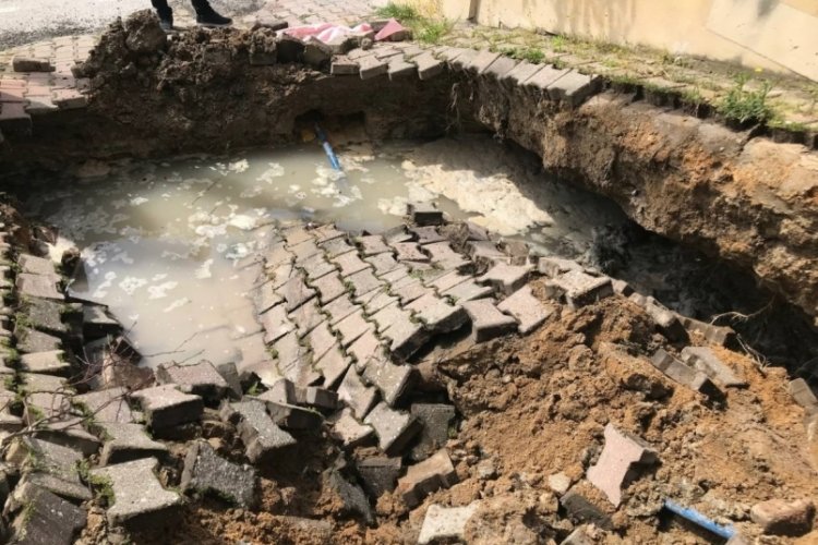 Edirne'de yol &ccedil;&ouml;kt&uuml;, otomobil oluşan &ccedil;ukura d&uuml;şt&uuml;