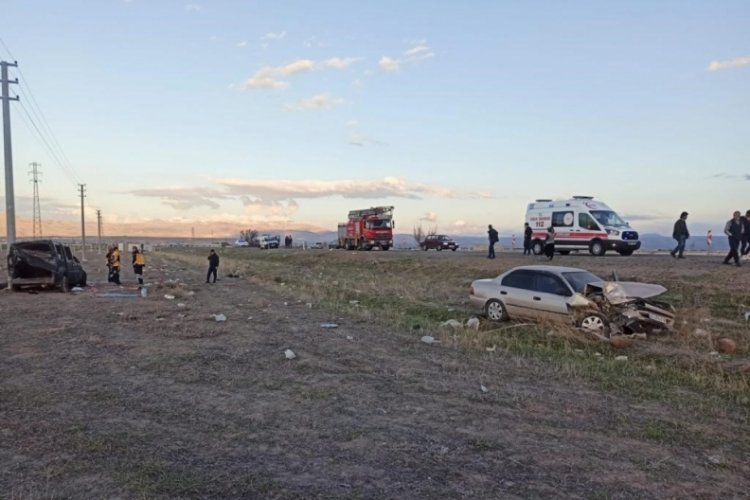 Niğde'de otomobil ile hafif ticari ara&ccedil; &ccedil;arpıştı: 1 &ouml;l&uuml;, 4 yaralı