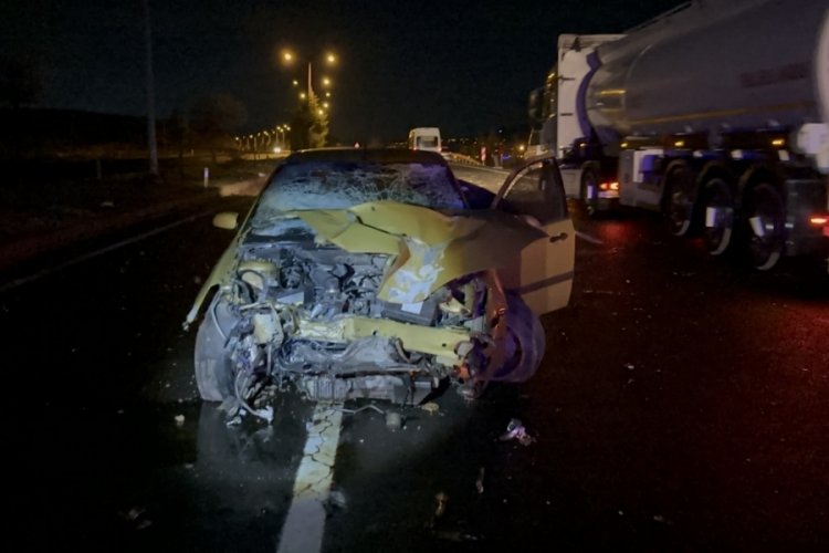 Elazığ'da alkoll&uuml; s&uuml;r&uuml;c&uuml; aydınlatma direklerine &ccedil;arptı