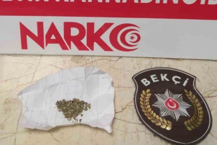K&uuml;tahya'da s&uuml;r&uuml;c&uuml;n&uuml;n attığı kağıttan uyuşturucu &ccedil;ıktı