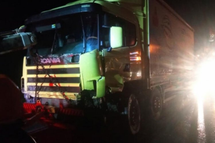 Sakarya'da tırlar &ccedil;arpıştı! Trafik durma noktasına geldi